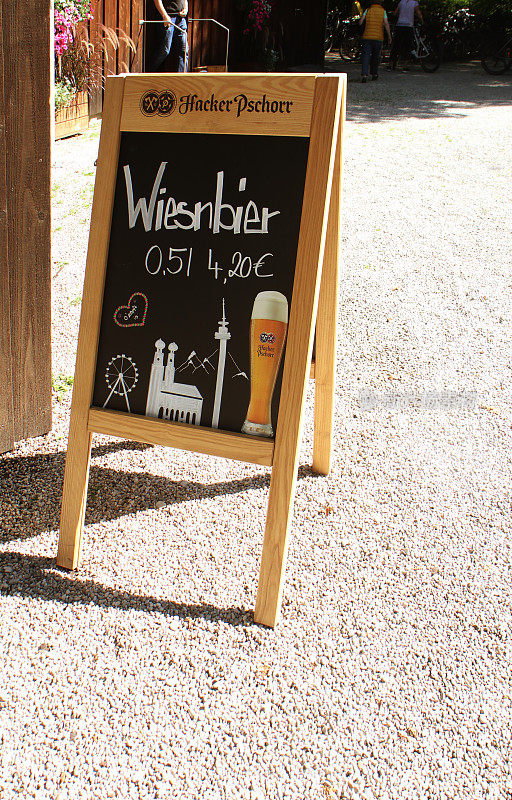 慕尼黑啤酒节期间，就像黑板上宣传的那样，在慕尼黑的啤酒花园里，你可以喝到Hacker Pschorr特制的烈性啤酒。